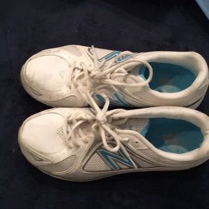 New balance running shoes .